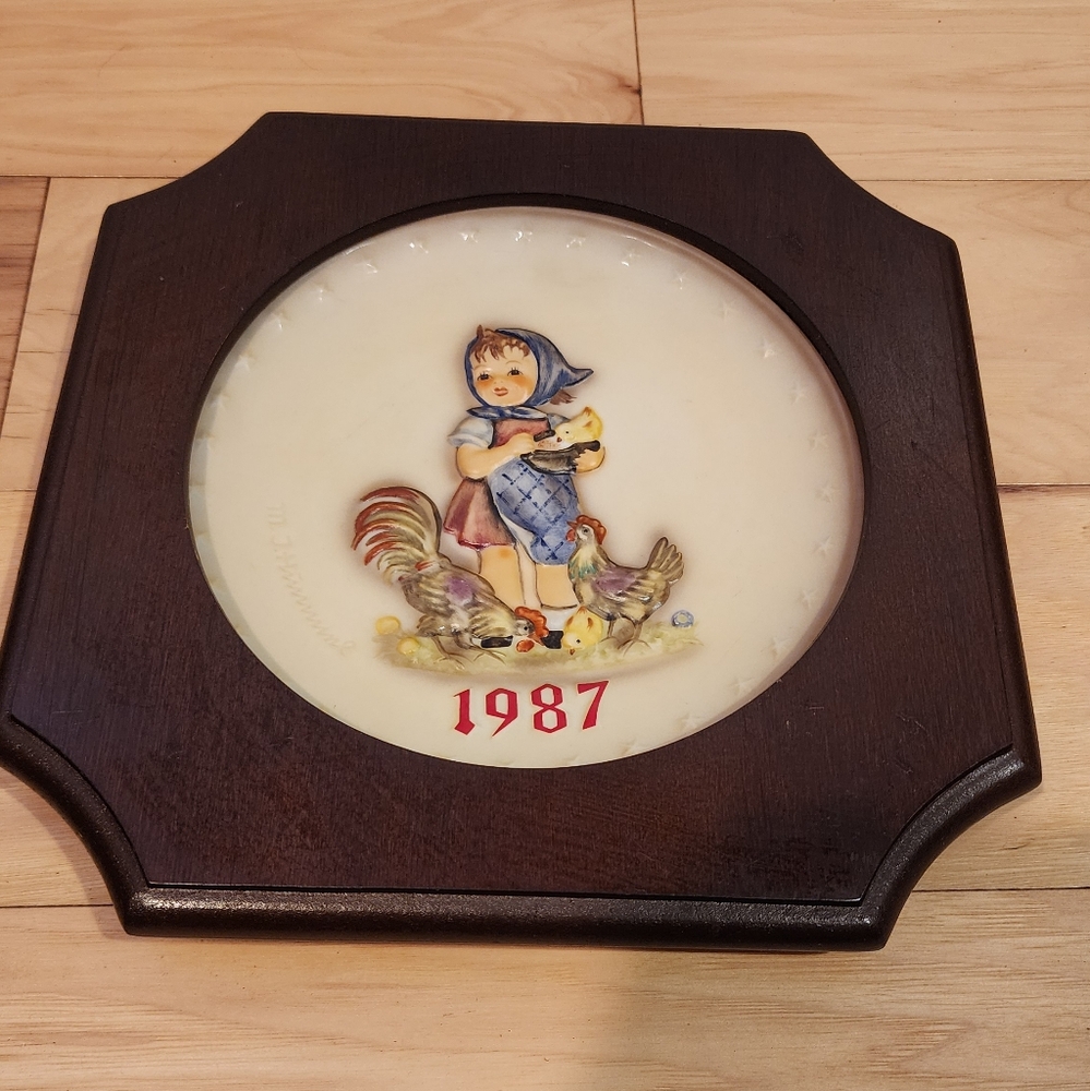 M. J. Hummel 1987 Vintage Feeding Time Collectors Plate